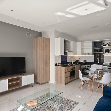 The Median Rosebank Luxury Apartment - Building With Generator Johannesburg Bagian luar foto