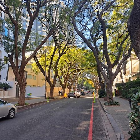 The Median Rosebank Luxury Apartment - Building With Generator Johannesburg Bagian luar foto