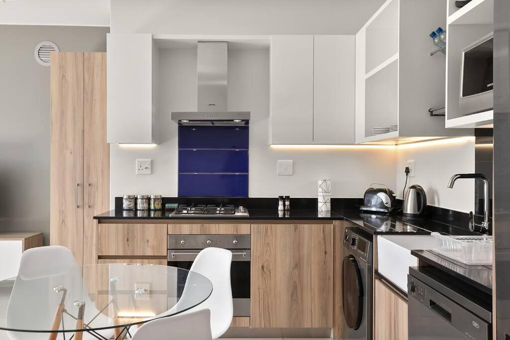 The Median Rosebank Luxury Apartment - Building With Generator Johannesburg Bagian luar foto
