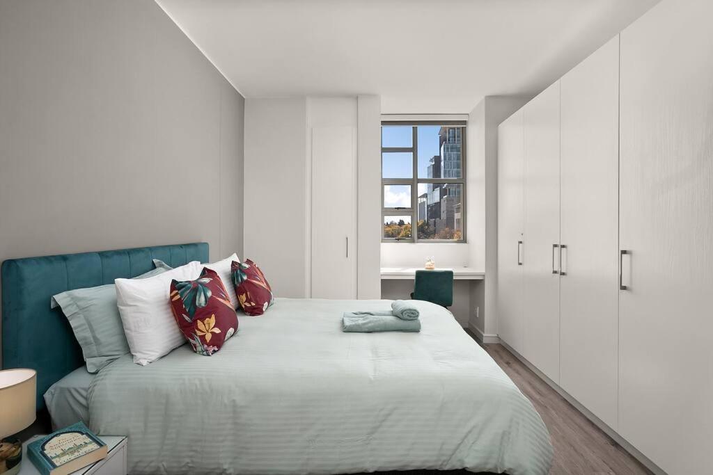 The Median Rosebank Luxury Apartment - Building With Generator Johannesburg Bagian luar foto