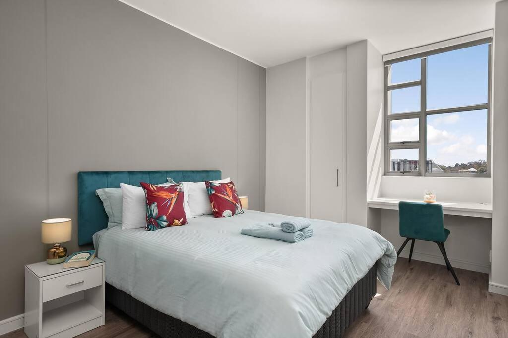 The Median Rosebank Luxury Apartment - Building With Generator Johannesburg Bagian luar foto