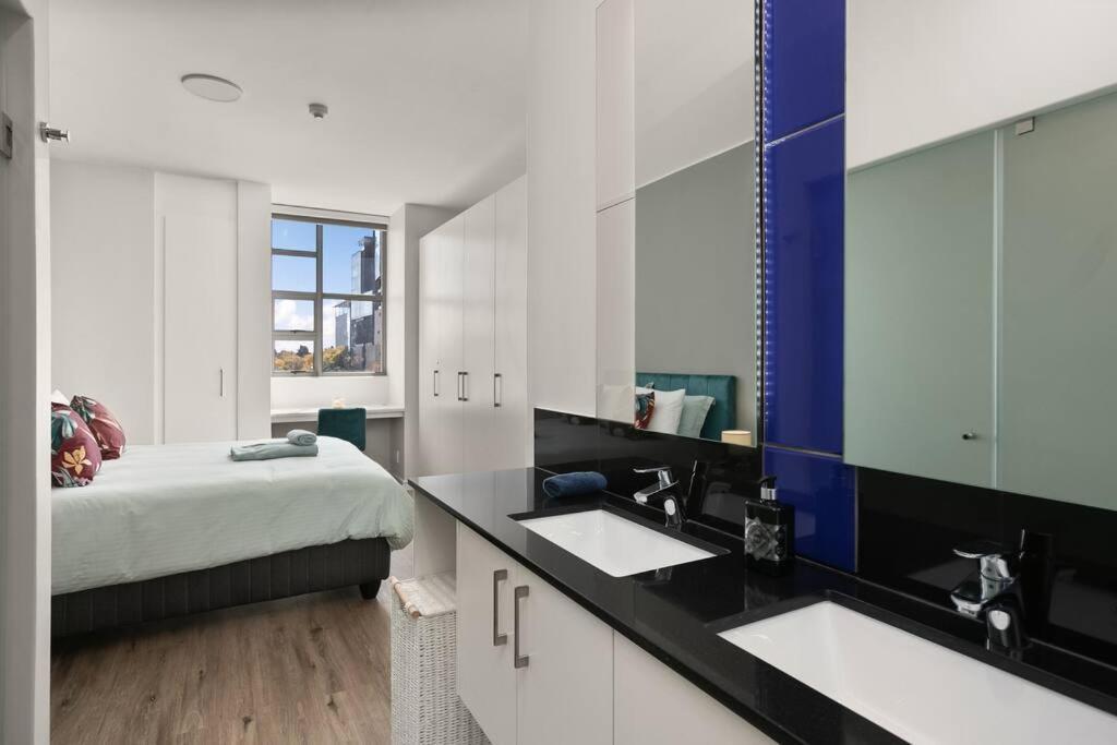 The Median Rosebank Luxury Apartment - Building With Generator Johannesburg Bagian luar foto