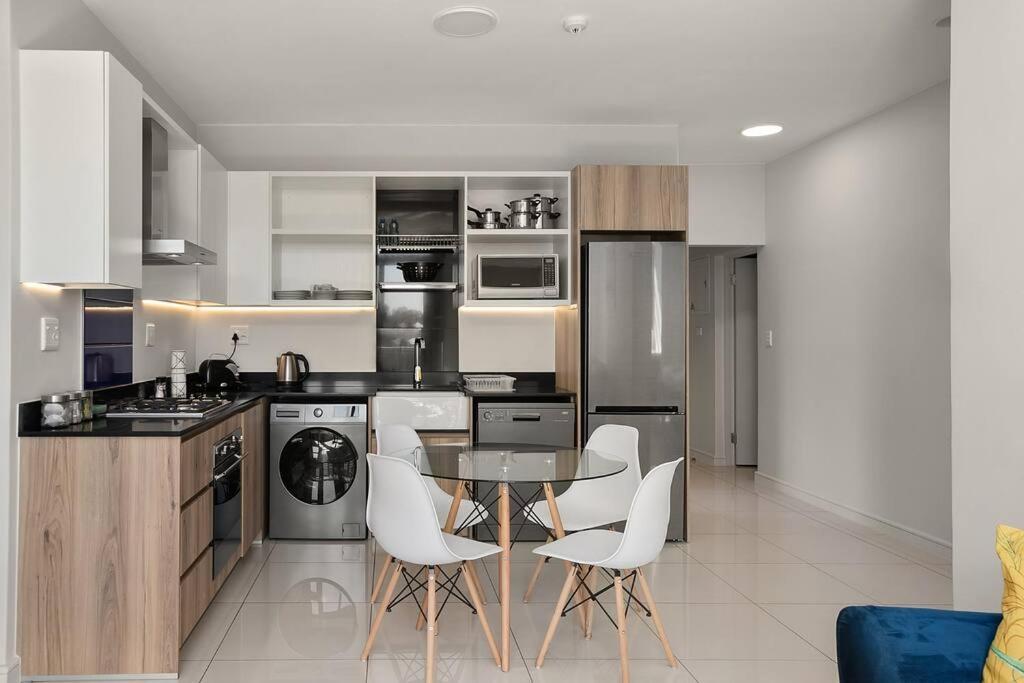 The Median Rosebank Luxury Apartment - Building With Generator Johannesburg Bagian luar foto