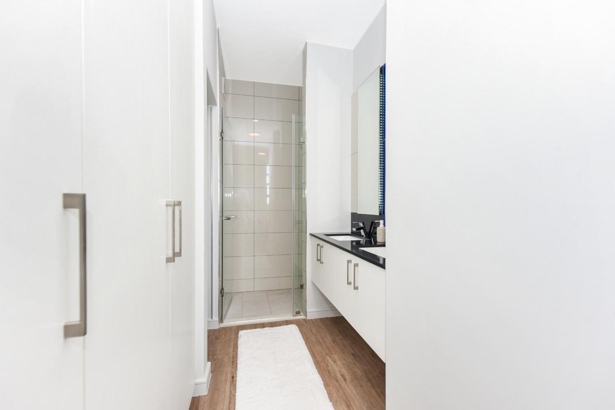 The Median Rosebank Luxury Apartment - Building With Generator Johannesburg Bagian luar foto