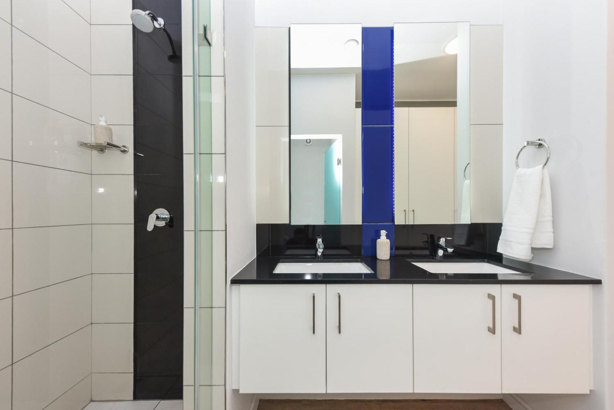 The Median Rosebank Luxury Apartment - Building With Generator Johannesburg Bagian luar foto