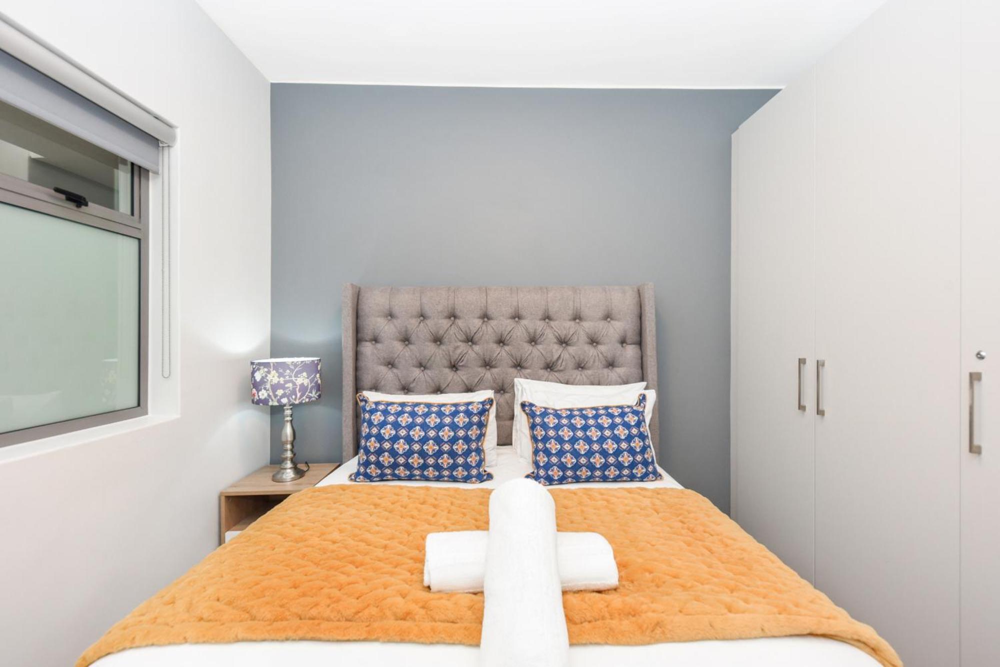 The Median Rosebank Luxury Apartment - Building With Generator Johannesburg Bagian luar foto