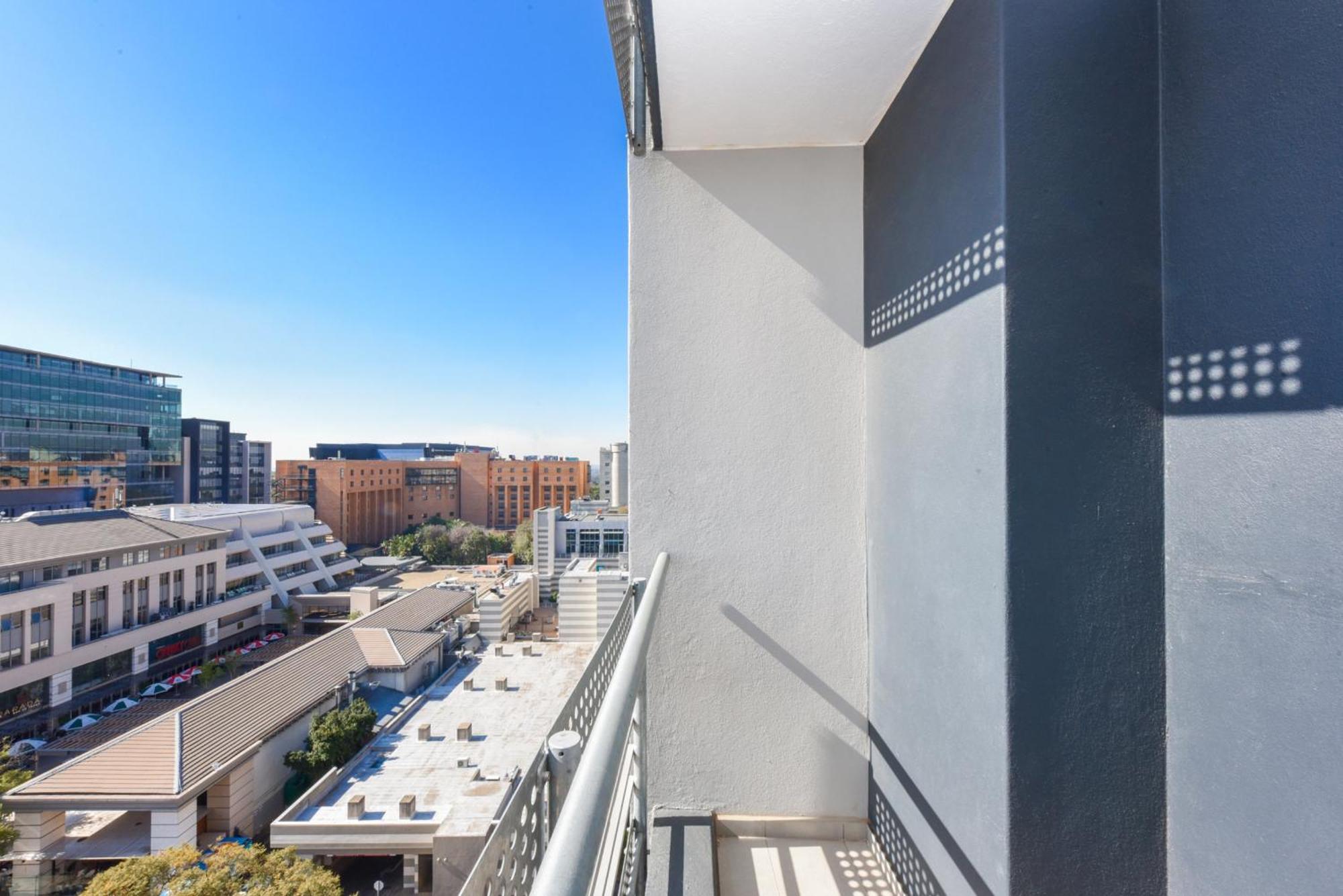 The Median Rosebank Luxury Apartment - Building With Generator Johannesburg Bagian luar foto