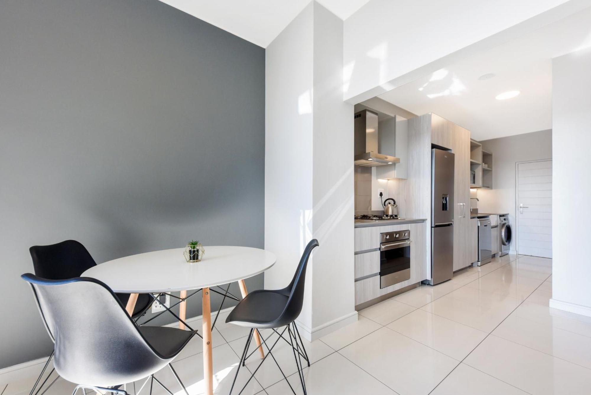 The Median Rosebank Luxury Apartment - Building With Generator Johannesburg Bagian luar foto
