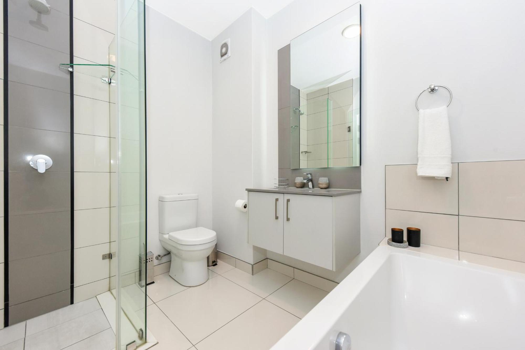 The Median Rosebank Luxury Apartment - Building With Generator Johannesburg Bagian luar foto