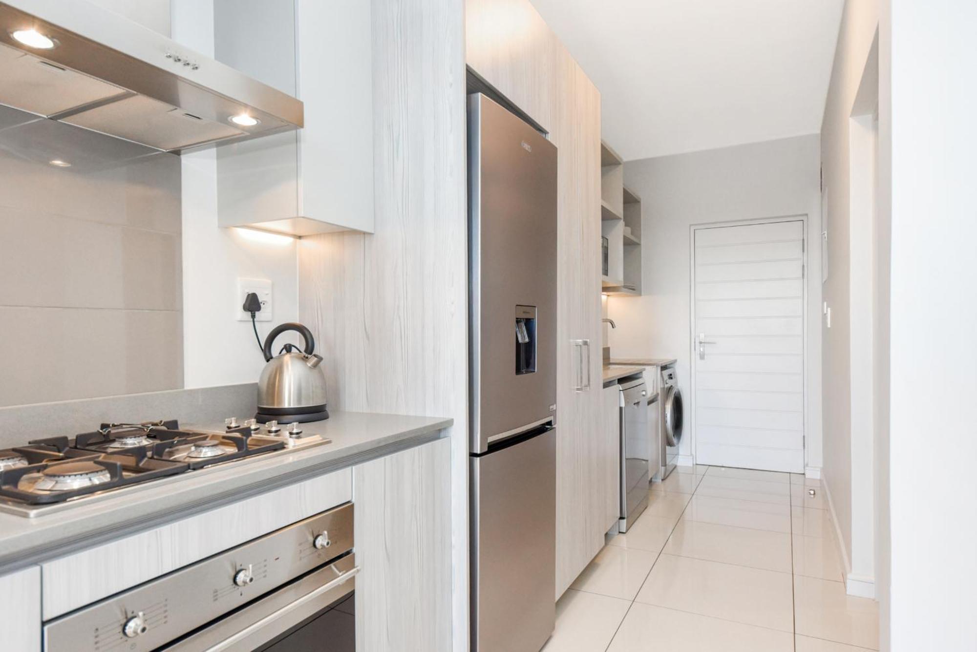 The Median Rosebank Luxury Apartment - Building With Generator Johannesburg Bagian luar foto