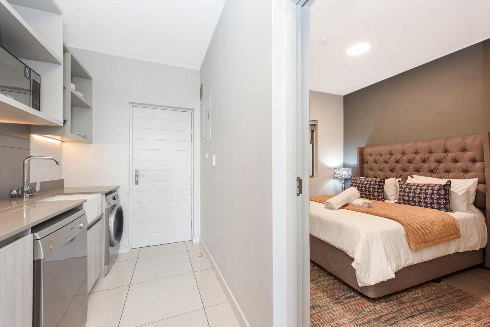 The Median Rosebank Luxury Apartment - Building With Generator Johannesburg Bagian luar foto
