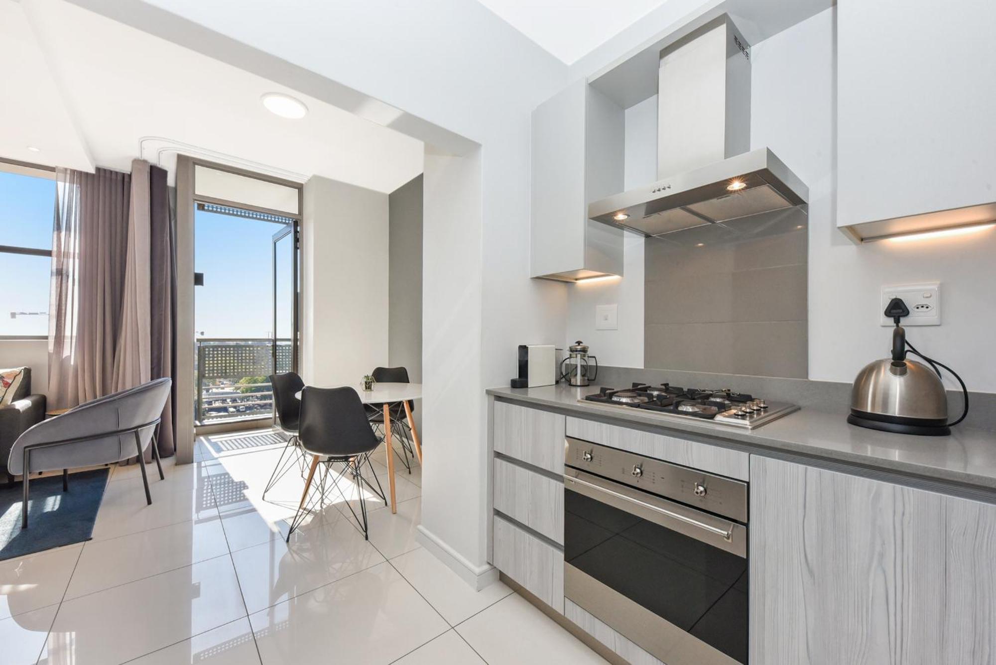The Median Rosebank Luxury Apartment - Building With Generator Johannesburg Bagian luar foto