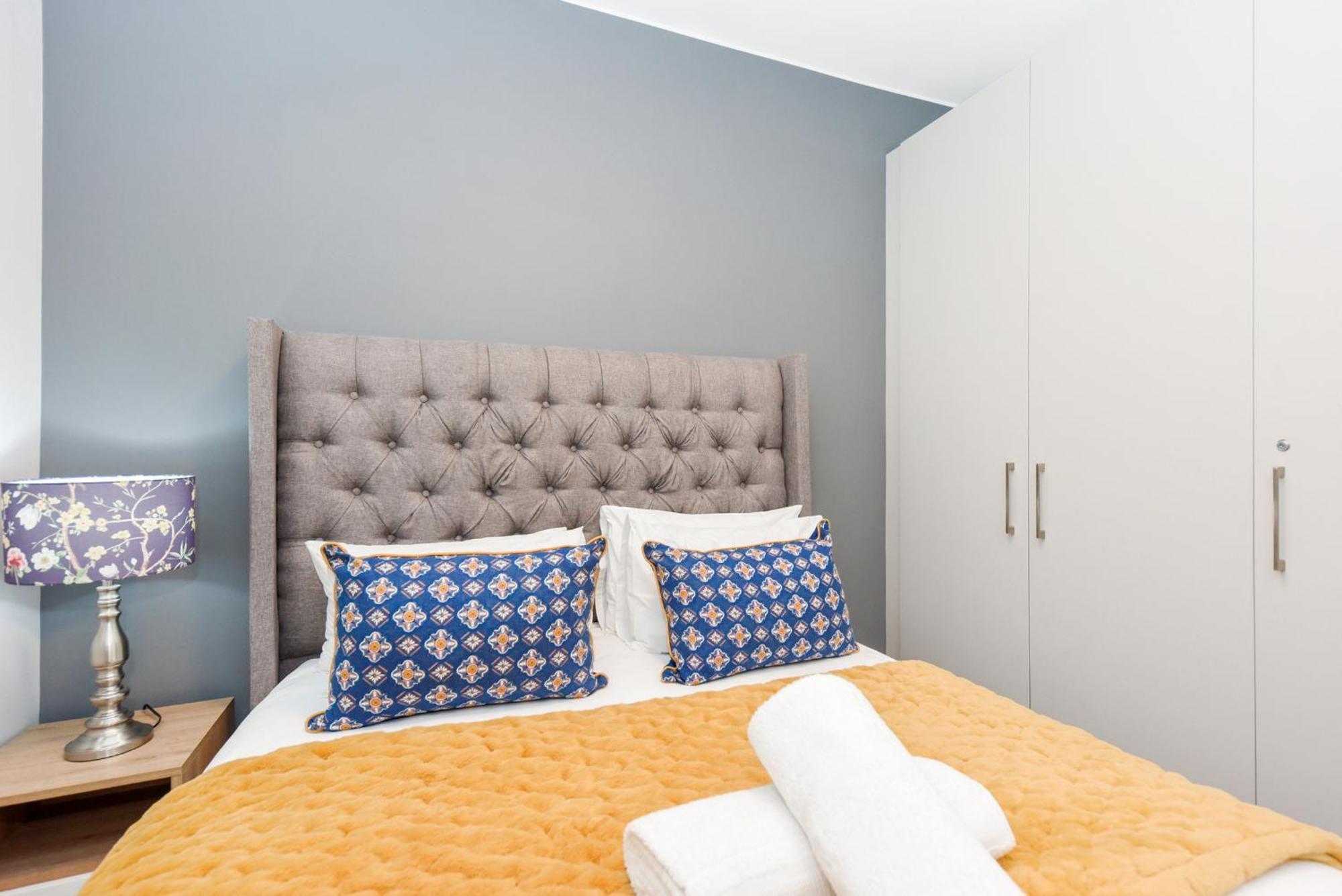 The Median Rosebank Luxury Apartment - Building With Generator Johannesburg Bagian luar foto