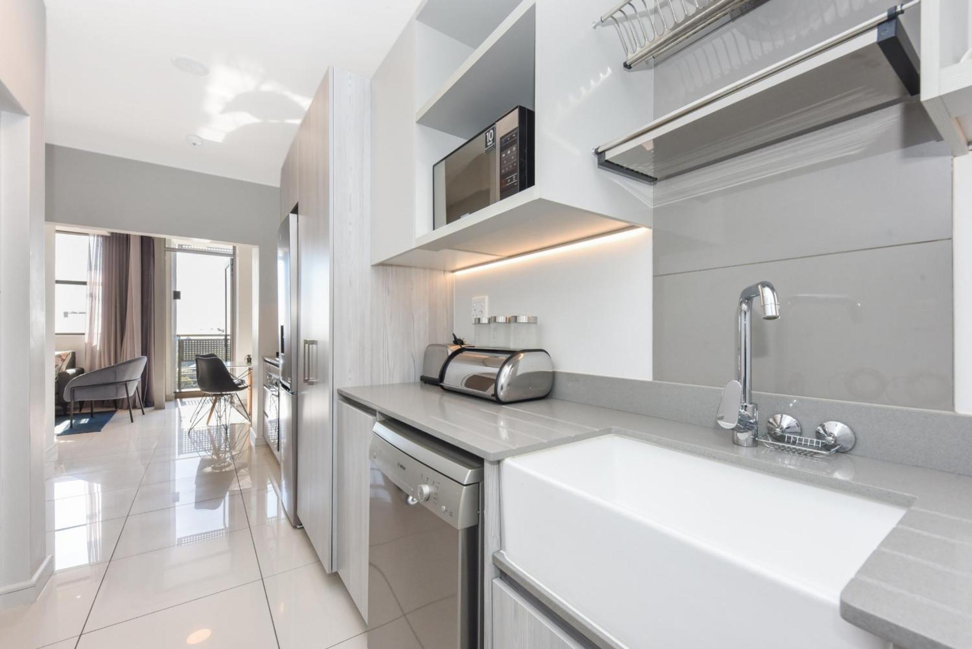 The Median Rosebank Luxury Apartment - Building With Generator Johannesburg Bagian luar foto