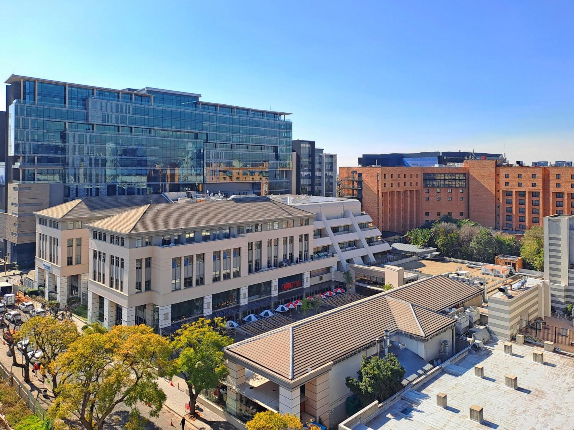 The Median Rosebank Luxury Apartment - Building With Generator Johannesburg Bagian luar foto